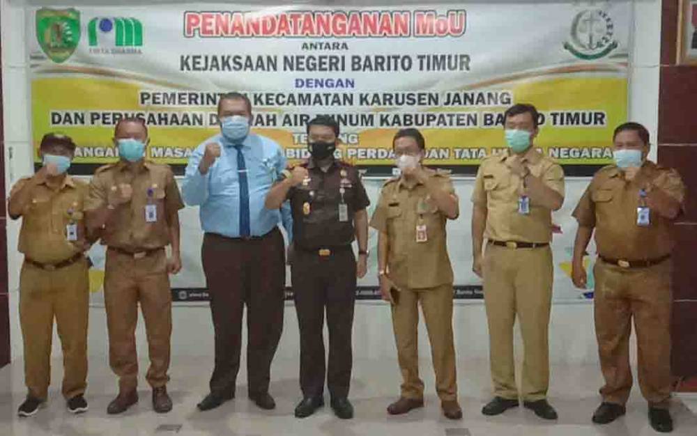 Kajari Barito Timur Tandatangani MoU dengan PDAM dan Camat Karusen Janang
