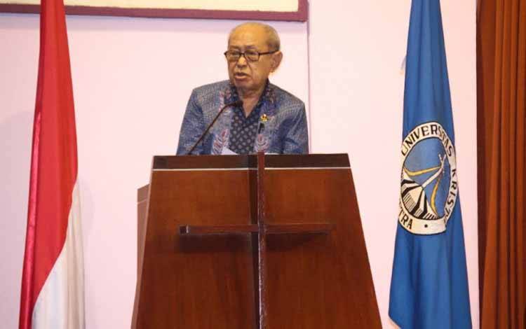 Prof. J.E Sahetapy saat memberikan pidato di Dies Natalis UK Petra ke-55 tahun