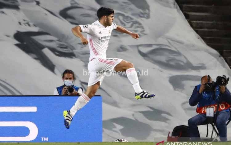 Pemain Real Madrid Marco Asensio melompat ke udara usai membobol Ganang Liverpool pada pertandingan babak perempat final leg pertama Liga Champions di Estadio Alfredo Di Stefano, Madrid, Spanyol, Selasa (6/4/2021) waktu setempat. Real Madrid berhasil menjegal Liverpool 3-1 pada pertemuan pertama tersebut
