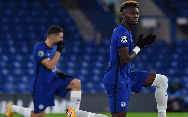 Pemain Chelsea Tammy Abraham (kanan) berlutut sebagai simbol dukungan terhadap gerakan Black Lives Matter jelang pertandingan Liga Champions antara Chelsea and FK Krasnodar di Stamford Bridge London 8 Desember 2020