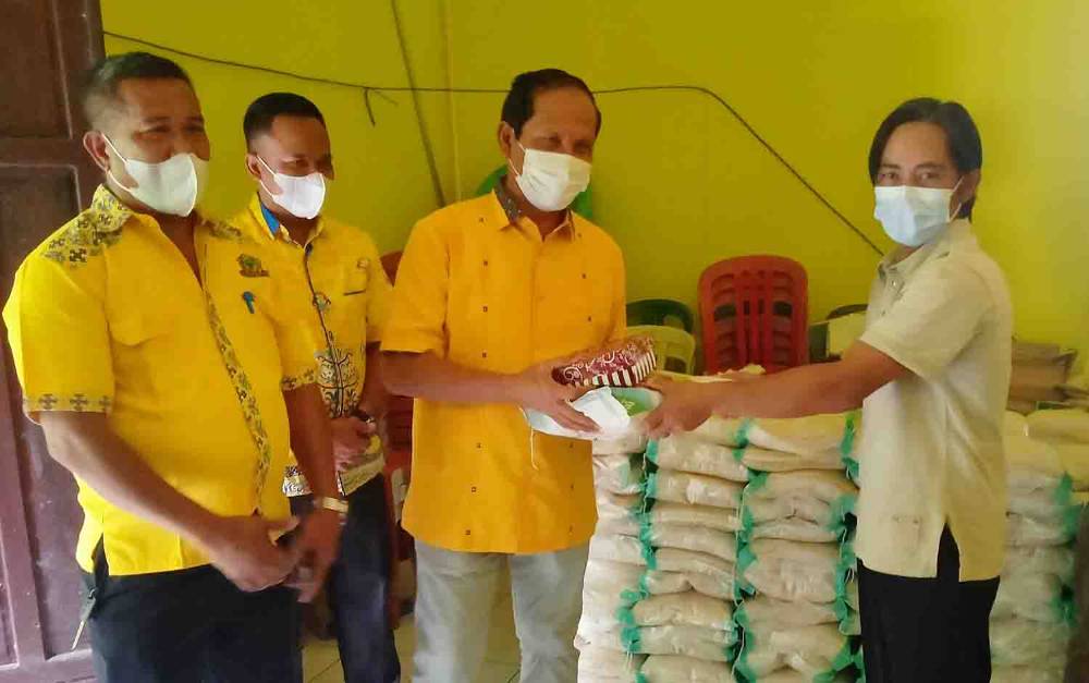 Partai Golkar Barito Timur Bagikan Beras 5 Kilogram ke Peserta Vaksinasi