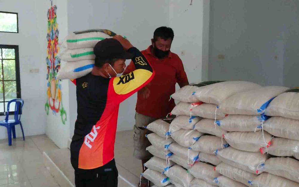 Masyarakat sedang mengangkut beras di Kota Palangka Raya beberapa waktu lalu.