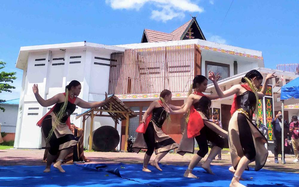 Salah satu peserta lomba tari para perayaan Pekan Kebudayaan Nasional di Depan Museum Kayu Sampit.