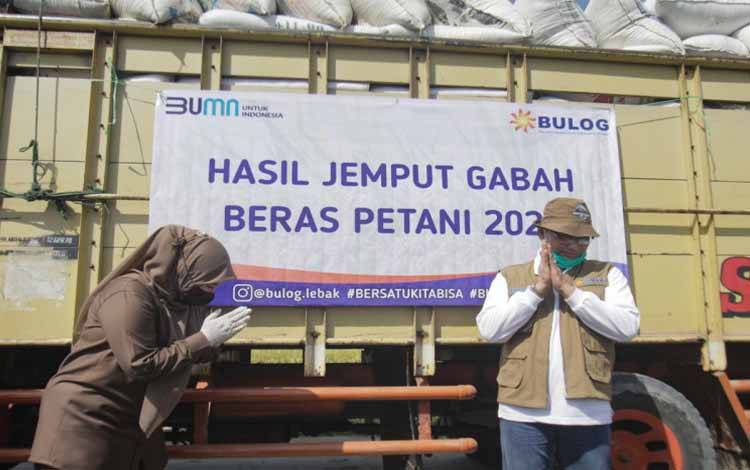 Bulog Serap 1 Juta Ton Beras Petani