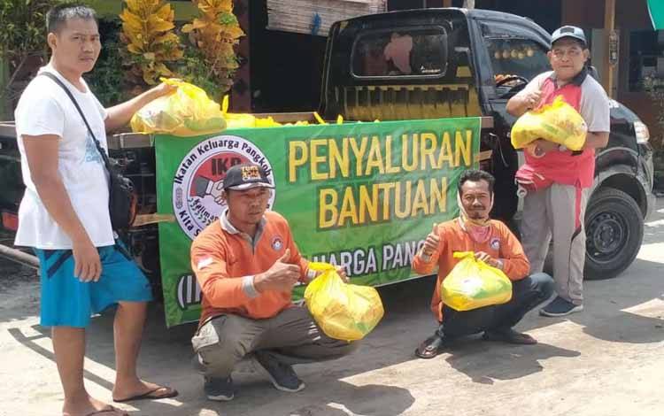 Ikatan Keluarga Pangkoh Salurkan Bantuan untuk Korban Banjir di Palangka Raya