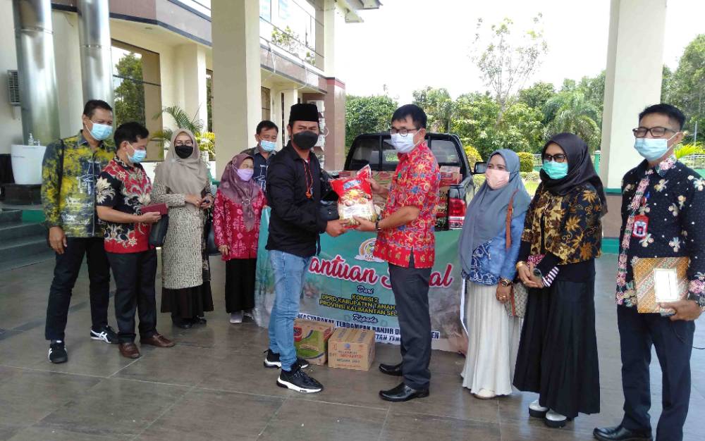 Komisi II DPRD Tanah Laut Kalsel Berikan Bantuan Paket Sembako untuk Warga Katingan Terdampak Banjir