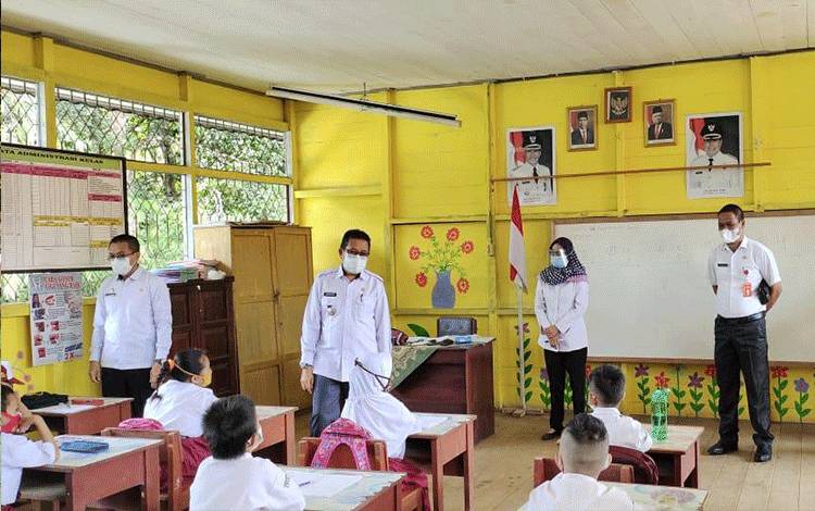 Wabup Mura bersama tim Satgas Covid-19 saat meninjau pelaksanaan PTM di sebuah sekolah.