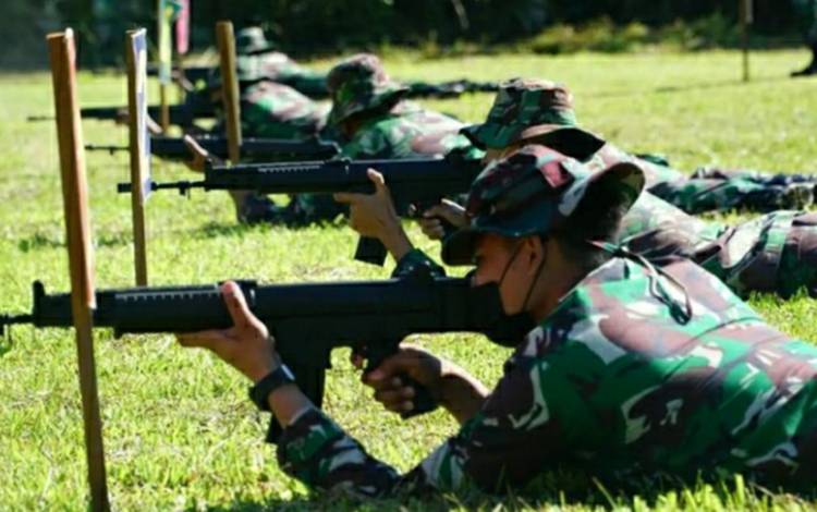 Personel Kodim Kuala Kapuas Asah Kemampuan Menembak