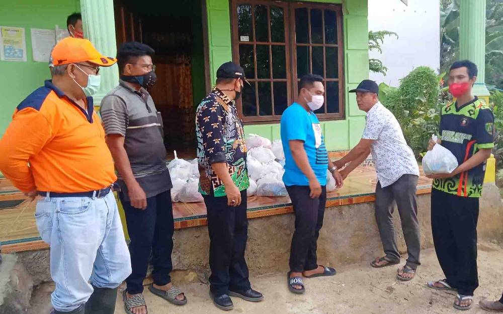 Warga Terdampak Banjir di Desa Malintut dan Ampah Kota Terima Bantuan