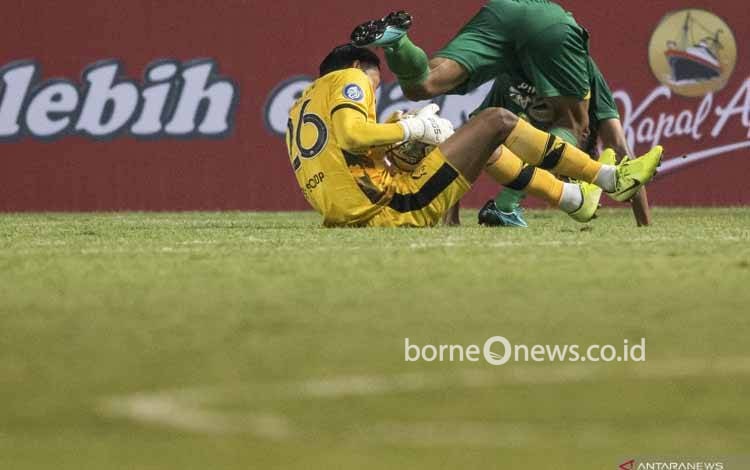 Pesepak bola Persebaya Surabaya Akbar Firmansyah (kanan) berebut bola dengan penjaga gawang Tira Persikabo Syahrul Trisna (kiri) dalam lanjutan Liga 1 2021-2022 di Stadion WIbawa Mukti, Cikarang, Kabupaten Bekasi, Jawa Barat, Sabtu (11/9/2021)