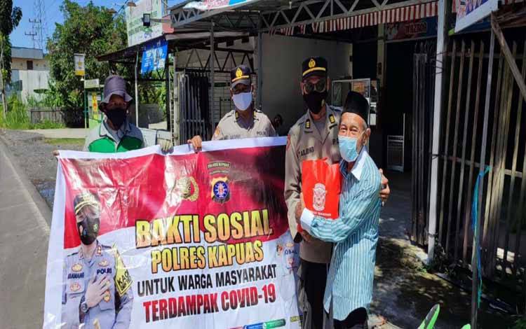 Polres Kapuas Kembali Gelar Aksi Sosial Bagi Sembako ke Warga Selat