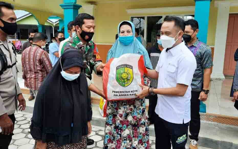 Wali Kota Palangka Raya Serahkan Bantuan Untuk Warga Terdampak Banjir