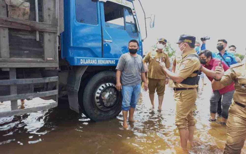 Gubernur Kalimantan Tengah (Kalteng), Sugianto Sabran saat meninjau banjir di wilayah Bukit Rawi beberapa waktu lalu.