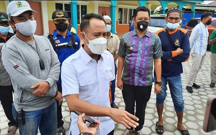 Wali Kota Palangka Raya Fairid Naparin diwawancarai awak media terkait banjir.