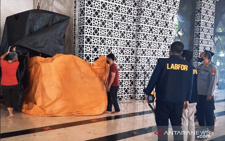 Tim Labfor Polda Sulsel melakukan olah tempat kejadian perkara (TKP) seusai mimbar Masjid Raya Makassar dibakar oleh pelaku pada Sabtu (25/9/2021). ANTARA