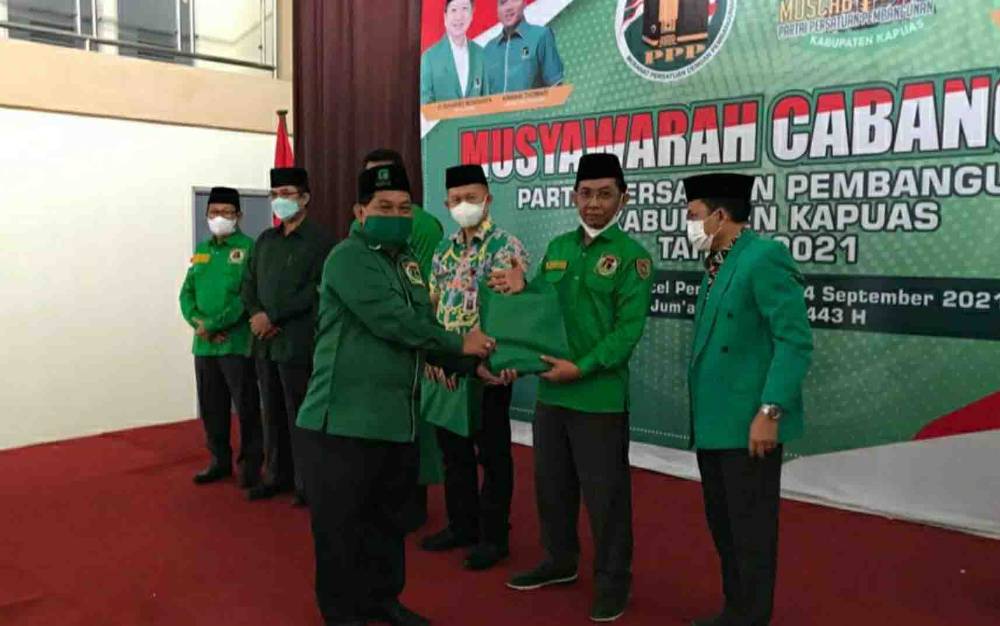 Ketua Panitia Muscab IX DPC PPP Kapuas, Darwandie saat menyerahkan bingkisan seusai pembukaan Muscab IX DPC PPP Kapuas.