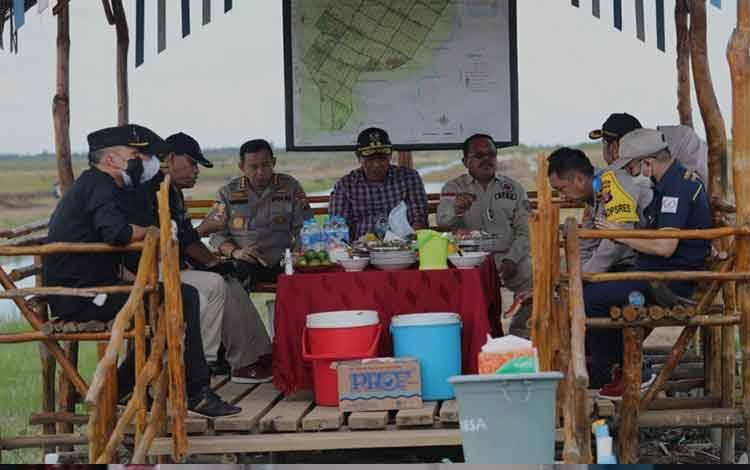 Wagub Kalteng Tinjau Saluran Irigasi di Lahan Pertanian