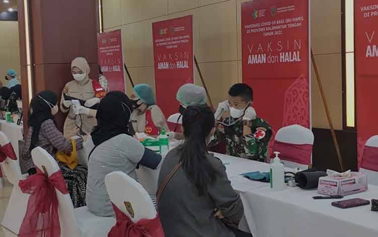 Vaksinasi massal ibu hamil di lobi kantor Gubernur Kalteng beberapa waktu lalu.