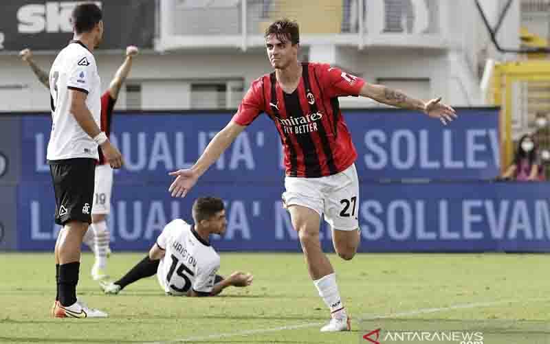Gelandang serang AC Milan Daniel Maldini merayakan golnya ke gawang Spezia dalam laga lanjutan Liga Italia di Stadion Alberto Picco, La Spezia, Italia, Sabtu (25/9/2021). (foto : ANTARA/REUTERS/Ciro de Luca)