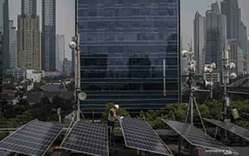 Petugas memelihara panel surya yang terpasang di atap gedung Direktorat Jenderal (Dirjen) Ketenagalistrikan Kementerian Energi dan Sumber Daya Mineral (EDSM), Jakarta, Senin (24/5/2021). Kementerian ESDM menyebutkan bahwa pengembangan Pembangkit Listrik Tenaga Aurya (PLTS) akan menjadi prioritas pemerintah dalam mengakselerasi pemanfaatan Energi Baru dan Terbarukan (EBT) sebagai target untuk mencapai "net zero emission". (foto : ANTARA FOTO/Aprillio Akbar/wsj)