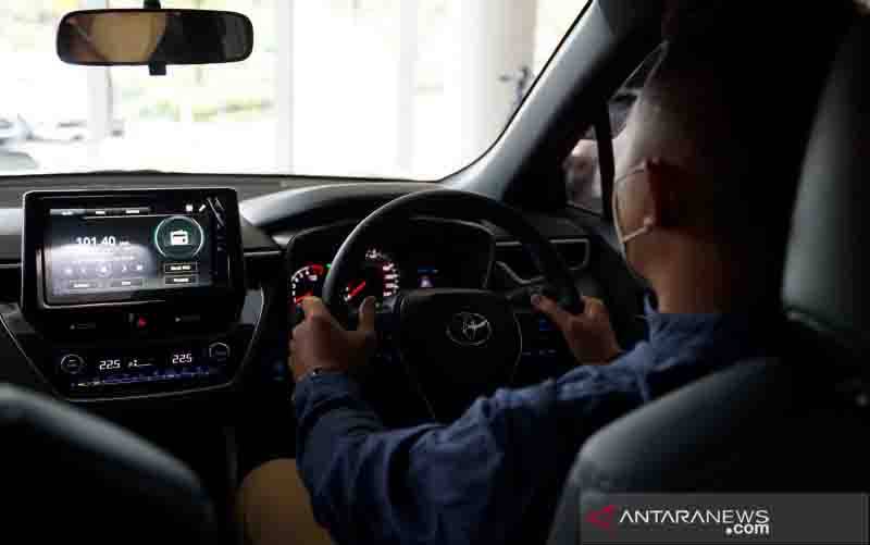 Ini Beragam Bahaya Merokok di Dalam Mobil