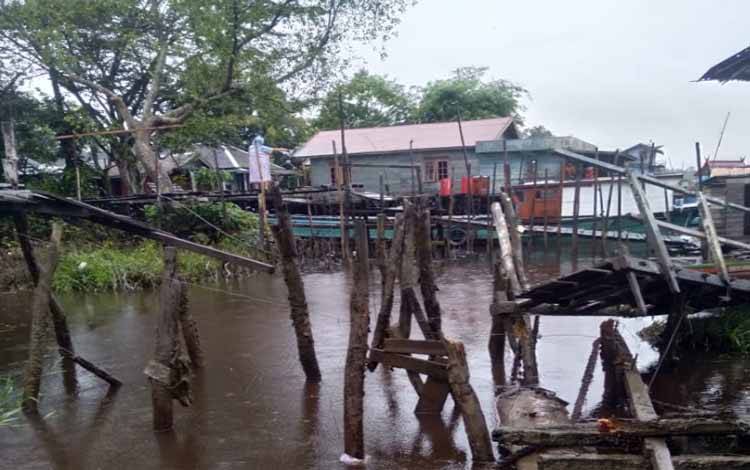 3 Lanting Warga Desa Mentaya Seberang Rusak Diserempet Kapal yang Diterpa Angin Kencang