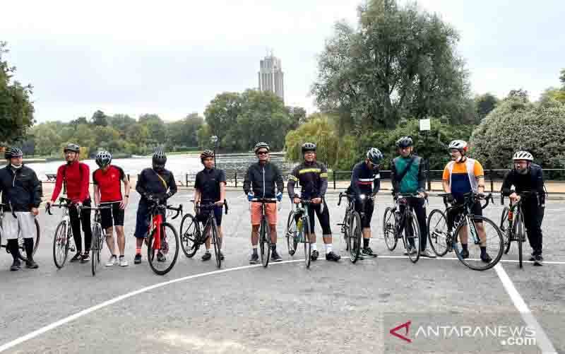 Komunitas Pesepeda RI di London Sambangi Kota Oxford untuk Galang Dana