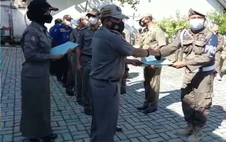 Kepala Satpol PP dan Damkar Kapuas, Syahripin saat menetapkan dan penunjukkan Petugas Tindak Internal, Senin 27 September 2021