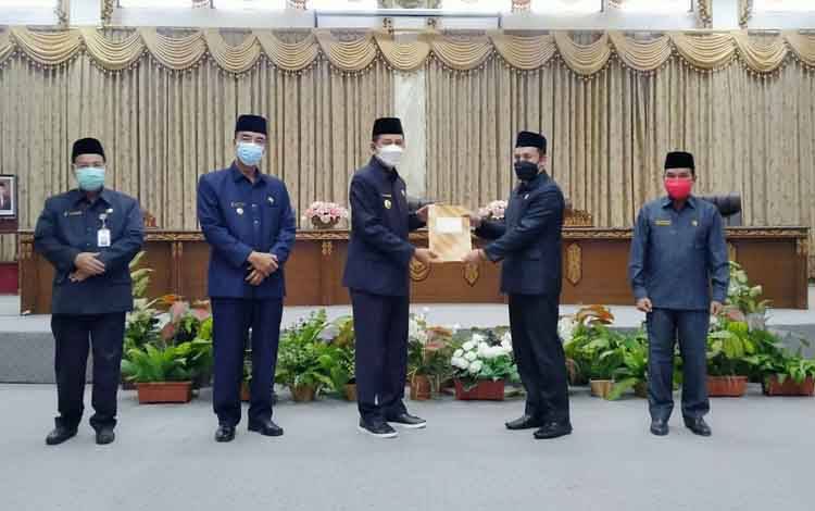 Bupati Barito Utara Serahkan Jawaban Terhadap Pemandangan Umum Fraksi DPRD