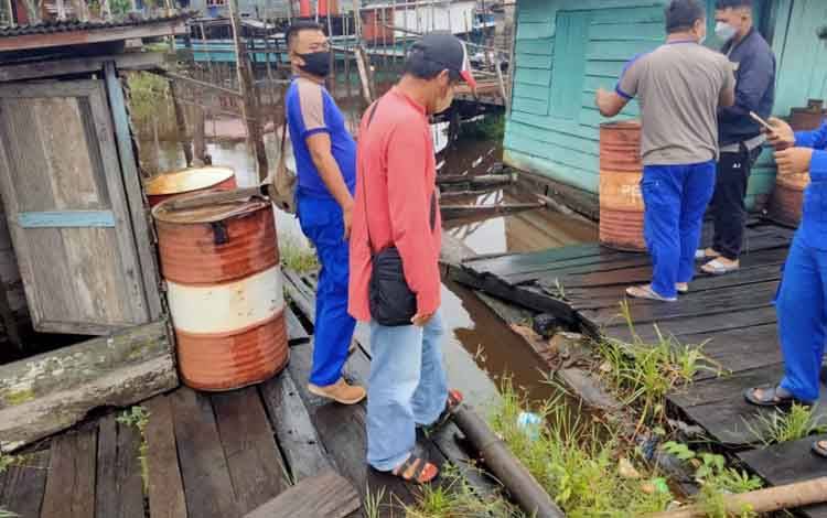Sejumlah anggota Satpolairud Polres Kotim saat melihat TKP lanting rusak akibat di senggol kapal