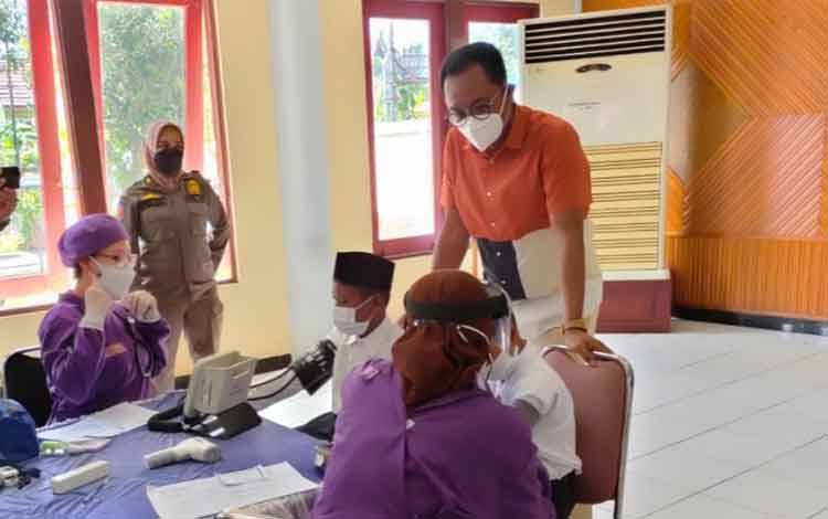 Ketua DPRD Palangka Raya Sigit K Yunianto saat meninjau vaksinasi pelajar di GPU Palampang Tarung.