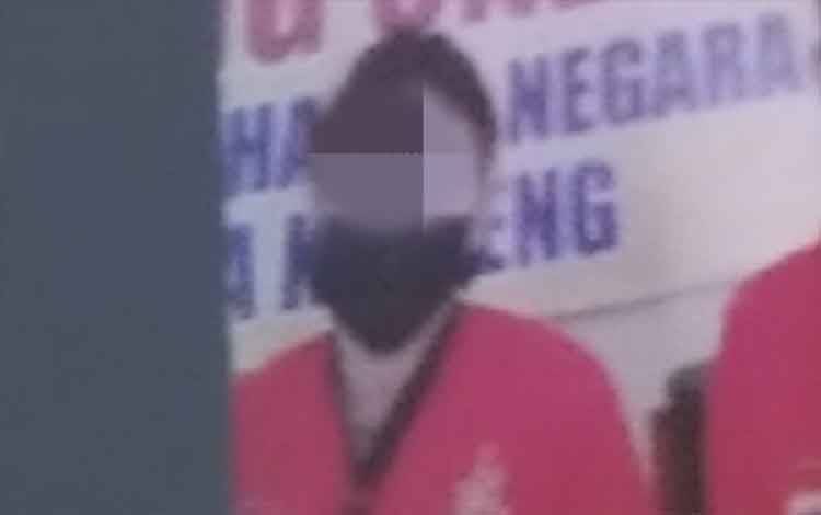 James Christianus Baboe mengatakan bahwa dirinya hanya disuruh untuk mengurus dan langsung mengantarkan sabu yang sudah dipesan.