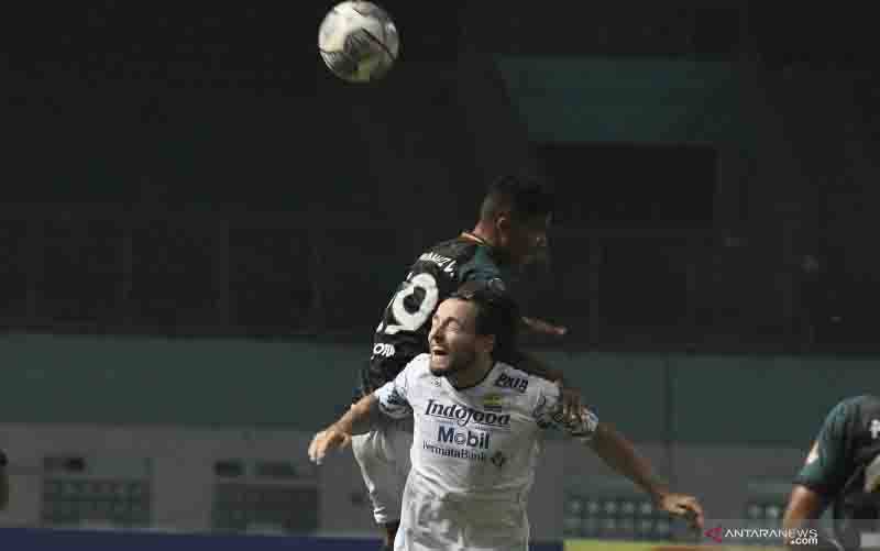 Pesepak bola Persikabo 1973 Manahati L (kiri) berebut bola dengan pesepak bola dengan Persib Bandung Klok (kanan) pada lanjutan Liga 1 di Stadion Wibawa Mukti, Kabupaten Bekasi, Jawa Barat, Senin (27/9/2021). Pertandingan babak pertama berakhir imbang 0-0. (foto : ANTARA FOTO/ Fakhri Hermansyah/hp)