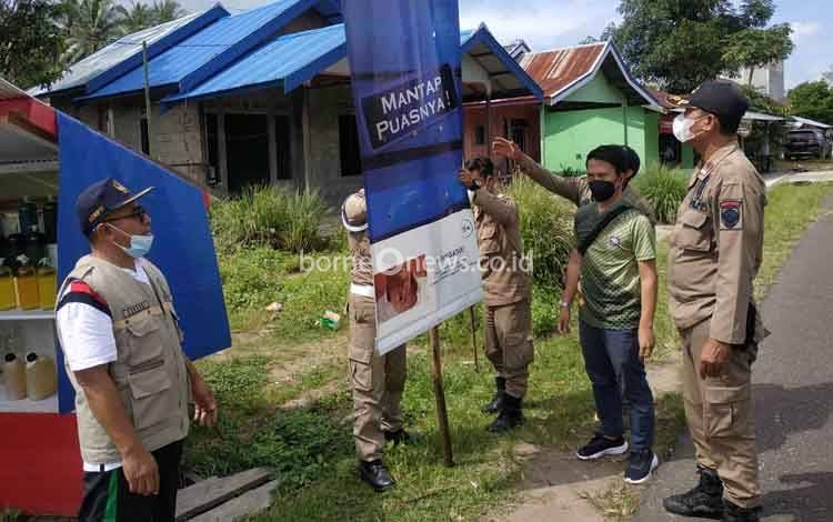 Bapenda Seruyan Beri Tanda Khusus untuk Reklame Berizin