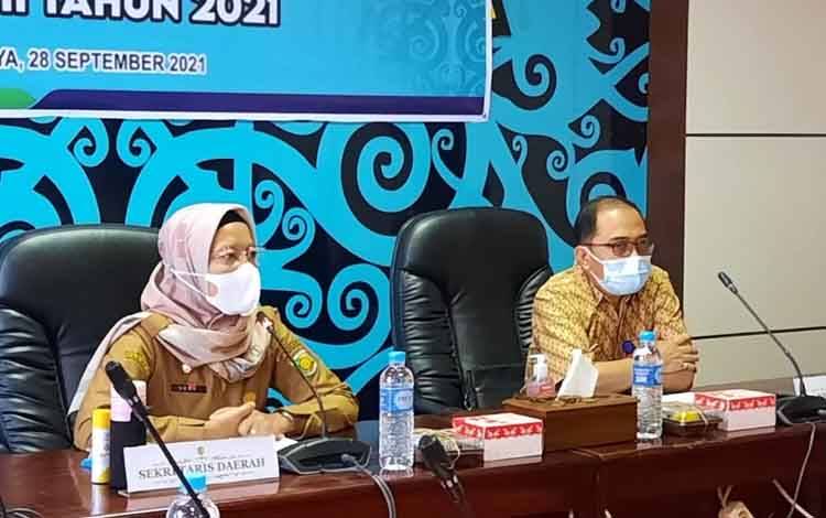 Sekda Kota Palangka Raya Hera Nugrahayu saat rapat FKPKU Semester II, Selasa 28 September 2021