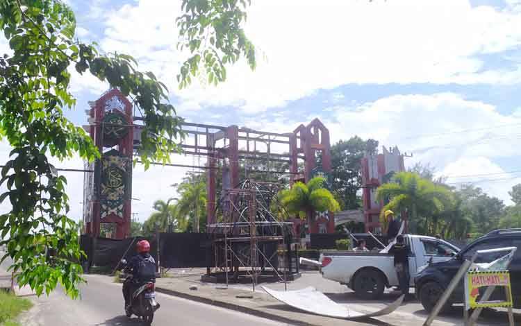 Pekerja Perombakan Gerbang Sahati Terkendala Cuaca