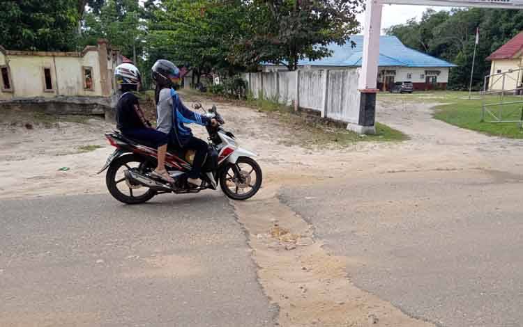 Bekas Galian Jalan di Depan Kantor Diknas Barito Timur Rawan Kecelakaan