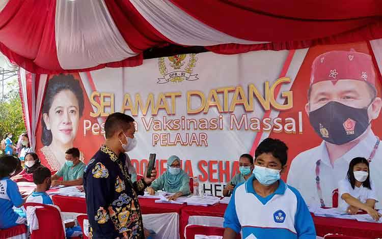 Sigit Widodo memantau vaksinasi untuk pelajar di Kota Palangka Raya.
