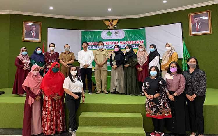 Guru dan Mahasiswa Asah Kemampuan Menulis Cerita Rakyat