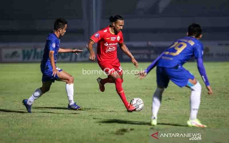 Foto arsip - Pesepak bola Persija Jakarta Rohit Chand (tengah) menggiring bola melewati hadangan pesepak bola PSIS Semarang pada lanjutan Liga 1 2021-2022 di Stadion Indomilk Arena, Tangerang, Banten, Minggu (12/9/2021). (foto : ANTARA FOTO/Fauzan/aww)