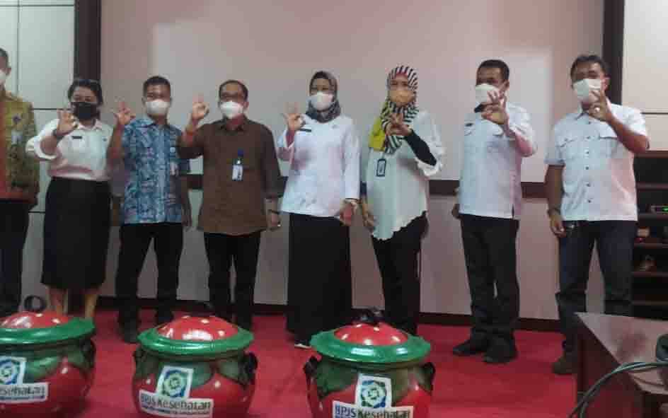 Serah terima tong sampah Karet