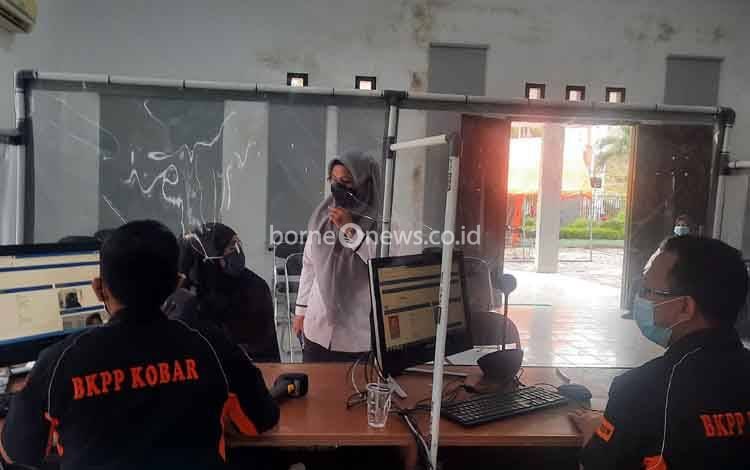 Kepala BKPP Kobar Aida Lailawati saat meninjau proses tahapan sebelum peserta mengikuti Tes SKD CPNS 2021