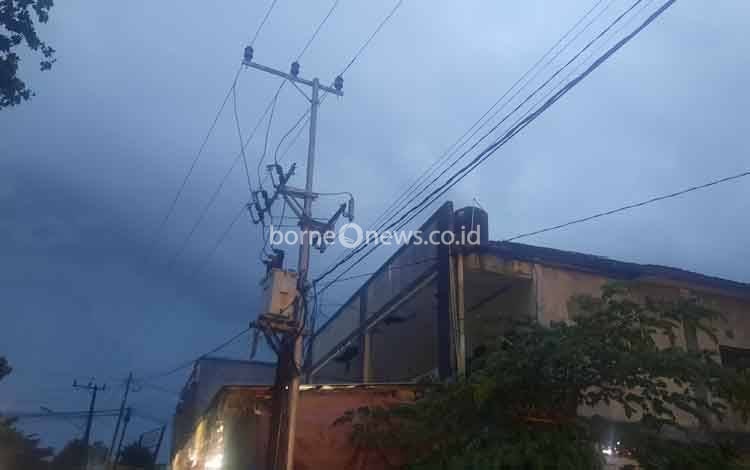 Gara-gara Layangan, Tegangan Listrik Naik Turun