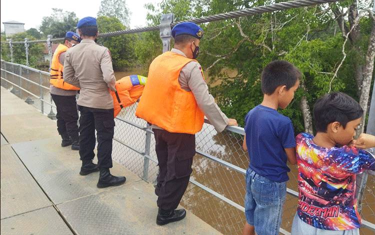 Diduga Ada Kemunculan Buaya, Polairud Polres Katingan Pantau Sungai Desa Telangkah
