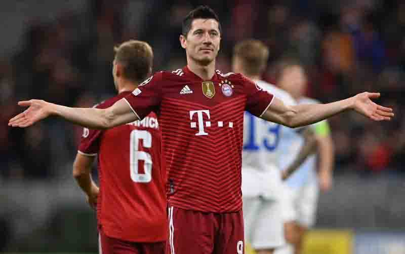 Selebrasi penyerang Bayern Muenchen Robert Lewandowski setelah cetak gol dalam pertandingan Grup E Liga Champions lawan Dynamo Kiev pada 30 September 2021. (foto : ANTARA/AFP/CHRISTOF STACHE)