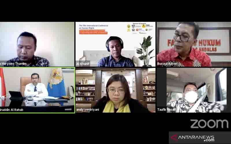 Tangkapan layar ketika Wakil Ketua Komisi Nasional Hak Asasi Manusia (Komnas HAM) Amiruddin Al Rahab memberi paparan dalam seminar bertajuk Masa Depan Pengadilan HAM di Indonesia yang disiarkan di kanal YouTube Humas Komnas HAM RI, Rabu (29/9/2021). (foto : ANTARA/Putu Indah Savitri)