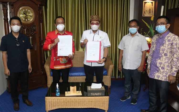 Anggota DPRD Kalteng Ferry Khaidir, saat menyaksikan penandatanganan MoU antara Bupati Seruyan Yulhaidir dan Rektor UPR Dr. Andrie Elia, Selasa, 28 September 2021 lalu
