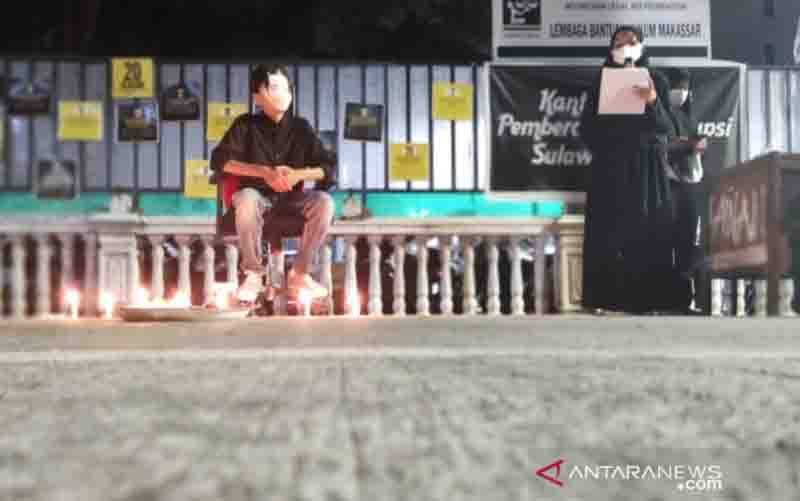 Suasana aksi ritual tolak bala bencana mengkritisi persoalan KPK, di depan Kantor YLBHI LBH Makassar, Sulawesi Selatan, Kamis (30/9/2021) malam. (foto : ANTARA/Darwin Fatir)