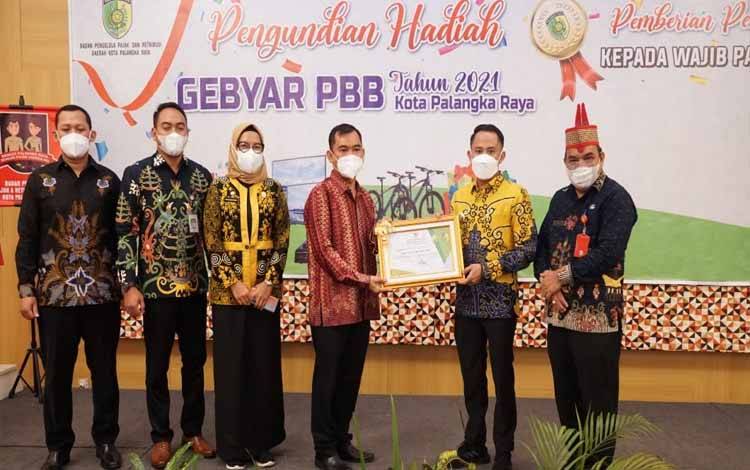 Pemko Palangka Raya Serahkan Hadiah Pemenang Undian Gebyar PBB