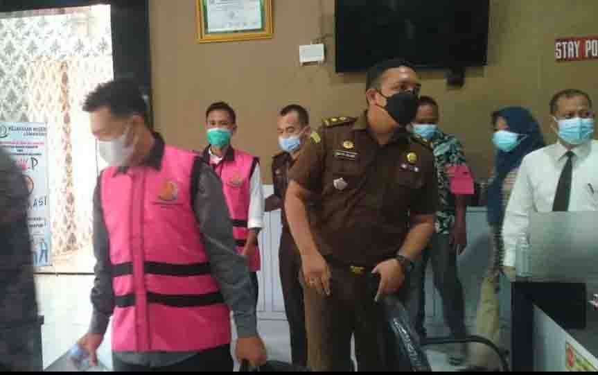 Kedua Tersangka dugaan Tipikor APBDes Bunut dibawa dari Kantor Kejaksaan Lamandau untuk menjalani penahanan di Rutan Polres Lamandau, Jumat 1 Oktober 2021